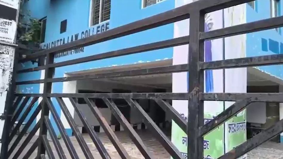 ল'কলেজ গণধর্ষণ কাণ্ডে গ্রেফতার নিরাপত্তারক্ষী, গার্ডরুমেই নৃশংস অত্যাচারের অভিযোগ ল'কলেজ গণধর্ষণ কাণ্ডে গ্রেফতার নিরাপত্তারক্ষী, গার্ডরুমেই নৃশংস অত্যাচারের অভিযোগ