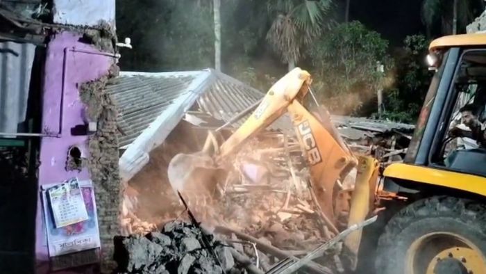 বৃষ্টিতে মাটির দোতলা বাড়ি ভেঙে মৃত্যু ২ মহিলার, পাঁশকুড়ায় শোকের ছায়া