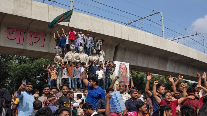 একটা আসন না পেলেও ক্ষমতার মোহ, বাংলাদেশে নতুন নির্বাচন ব্যবস্থা চায় ছাত্রনেতারা