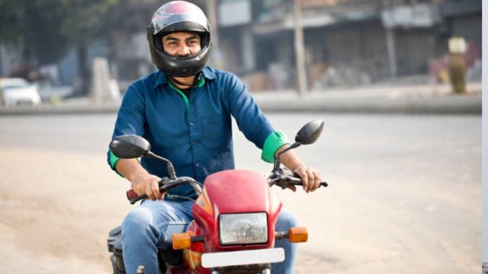 বাইক থামাতে আগে ব্রেক চাপবেন নাকি ক্লাচ? ৯৯ শতাংশ লোক ঠিক জানে না