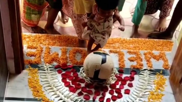 পিন্টু মাহাতোর একরত্তি ছেলে।-ফাইল ছবি