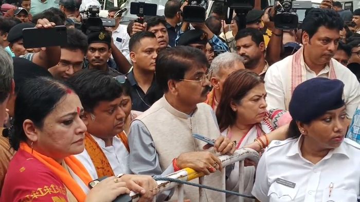 বিজেপির ফ্যাক্ট ফাইন্ডিং দলকে আটকে রেখেছে পুলিশ।-ভিডিও থেকে নেওয়া ছবি