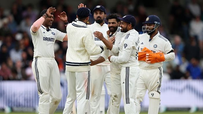 ভারতের তারকা অলরাউন্ডার রবীন্দ্র জাদেজা (সি) এই ফ্রেমে তার সতীর্থদের সাথে উদযাপন করছেন