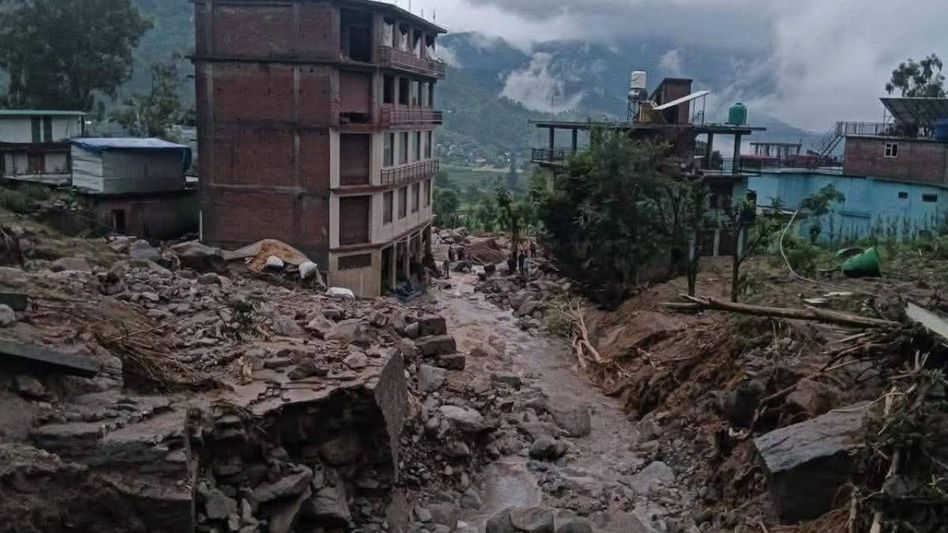 হিমাচলে প্রকৃতির তাণ্ডব চলছে, মৃত্যু বাড়ছে লাফিয়ে, নিখোঁজ বহু, কী পরিস্থিতি? হিমাচলে প্রকৃতির তাণ্ডব চলছে, মৃত্যু বাড়ছে লাফিয়ে, নিখোঁজ বহু, কী পরিস্থিতি?