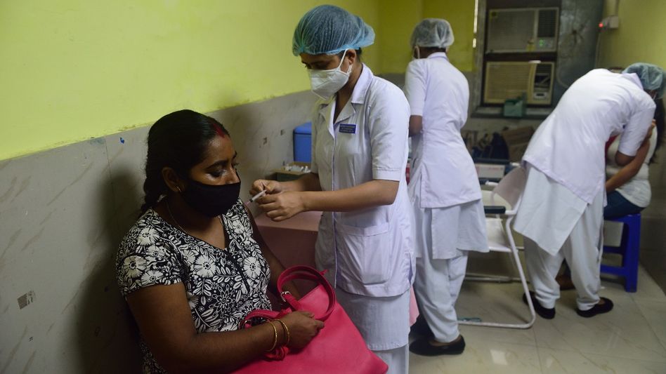 'আমাদের ভ্যাকসিন সেফ', টিকা নেওয়ার পর হার্ট অ্যাটাক নিয়ে বলল কোভিশিল্ড কোম্পানি 'আমাদের ভ্যাকসিন সেফ', টিকা নেওয়ার পর হার্ট অ্যাটাক নিয়ে বলল কোভিশিল্ড কোম্পানি