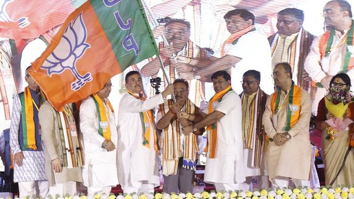 শমীক ভট্টাচার্যকে  পূর্ণ সহযোগিতা করার আশ্বাসও দেন শুভেন্দু অধিকারী