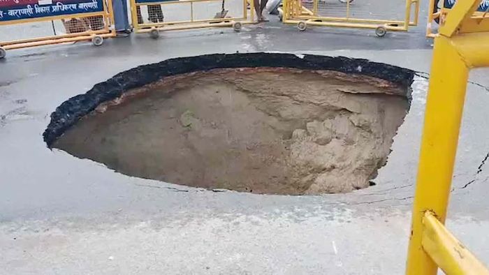 বারাণসী বিমানবন্দর রোডে VIP রোড ভেঙে ১৫ ফুট গভীর বিপজ্জনক গর্ত তৈরি