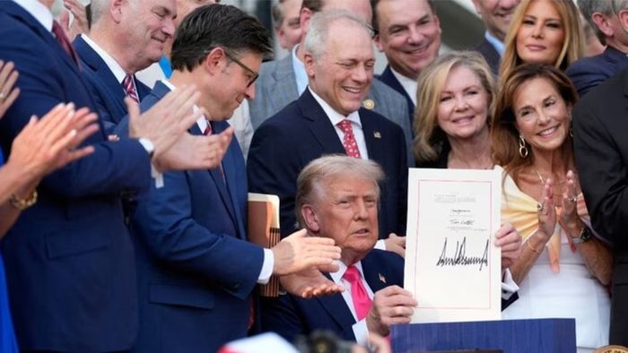 'ওয়ান বিগ বিউটিফুল' বিলে স্বাক্ষর করলেন মার্কিন প্রেসিডেন্ট ডোনাল্ড ট্রাম্প