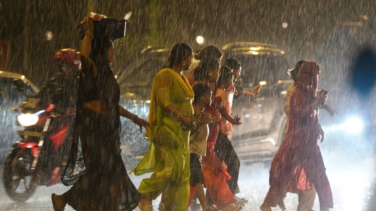 নিম্নচাপ এখন যায়নি, কালও রাজ্যজুড়ে বৃষ্টি চলবে; ২ জেলায় ভারী বর্ষণের সতর্কতা