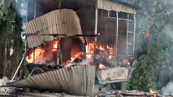 অভিযুক্তের দোকানে আগুন