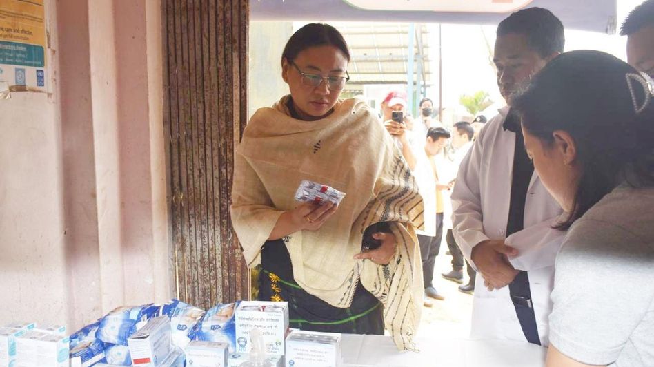 জেনেরিক ও ব্র্যান্ডেড ওষুধের মধ্যে ফারাক কী? কী বলছেন ডাক্তাররা? ডাক্তাররা জানাচ্ছেন জেনেরিক ও ব্র্যান্ডেড ওষুধের মধ্যে ফারাক কী? কী বলছেন ডাক্তাররা? ডাক্তাররা জানাচ্ছেন