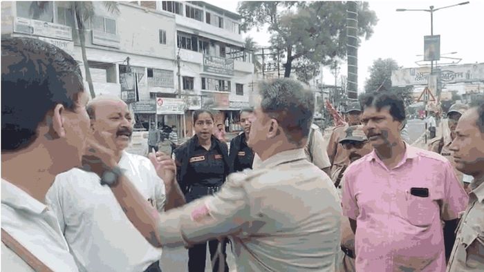 সিপিএম নেতাকে চড় পুলিশের।