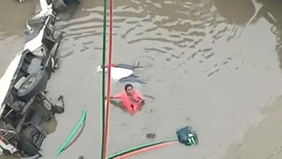 'আমার ছেলে ডুবে যাচ্ছে', গুজরাটে সেতু ধসে মায়ের আর্তনাদ, মৃত ৯ 'আমার ছেলে ডুবে যাচ্ছে', গুজরাটে সেতু ধসে মায়ের আর্তনাদ, মৃত ৯