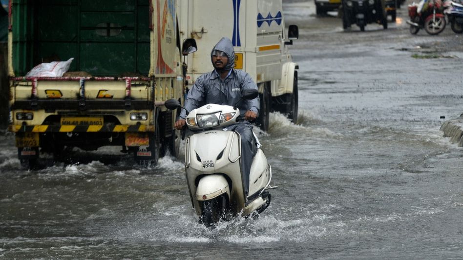 ভারী বৃষ্টির পূর্বাভাস ১০ জেলায়, এই পরিস্থিতি কত দিন চলতে পারে? জানাল হাওয়া অফিস ভারী বৃষ্টির পূর্বাভাস ১০ জেলায়, এই পরিস্থিতি কত দিন চলতে পারে? জানাল হাওয়া অফিস