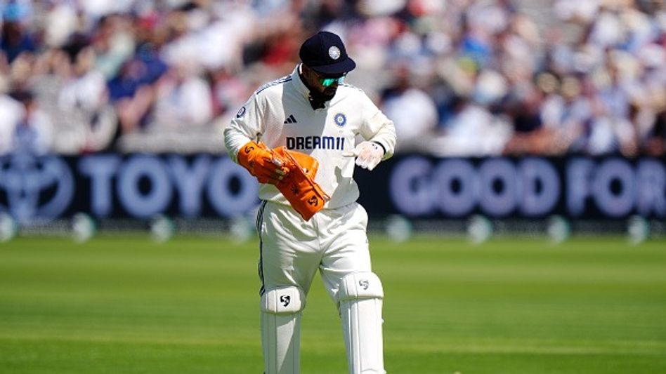 চোট পেয়ে মাঠের বাইরে পন্ত, ব্যাট করতে পারবেন? চোট পেয়ে মাঠের বাইরে পন্ত, ব্যাট করতে পারবেন?