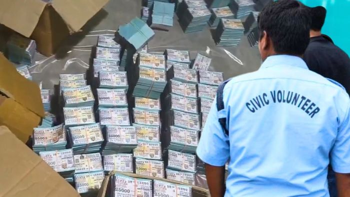 সিভিক ভলান্টিয়ারের ঘরে জাল লটারি কারবার চলত বলে অভিযোগ।