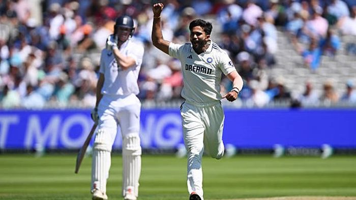 বেন ডাকেটের উইকেট পাওয়ার পর নীতীশ কুমার রেড্ডি উদযাপন করছেন।