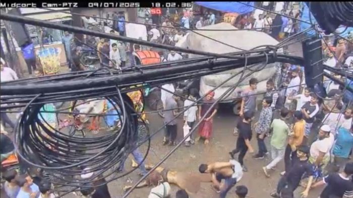 ঢাকার ব্যস্ত রাস্তায় প্রকাশ্যে ব্যবসায়ীকে নৃশংসভাবে খুন