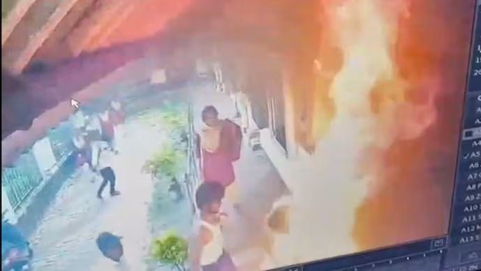 অধ্যাপকের  কু-প্রস্তাব, কলেজ ক্যাম্পাসেই নিজের গায়ে আগুন দিল ছাত্রী