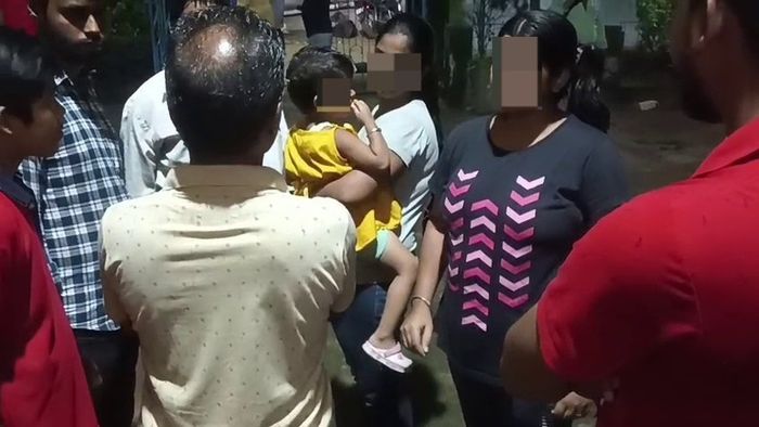 অভিযুক্তদের ধরে থানায় নিয়ে গেলেন।-ফাই ছবি