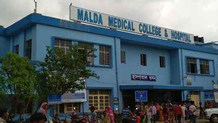 মালদা মেডিক্যাল কলেজে চাঙড় ভেঙে পড়ে গুরুতর জখম এক ব্যক্তি, আতঙ্ক