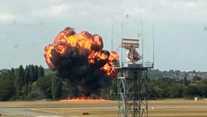 টেক অফ করতেই বিমানে আগুন, লন্ডনে প্লেন ক্র্যাশ