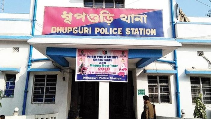 ধূপগুড়িতে প্রেমে প্রত্যাখ্যাত হয়ে প্রেমিকার বাড়িতে ঢুকে এলোপাথারি কোপাল যুবক