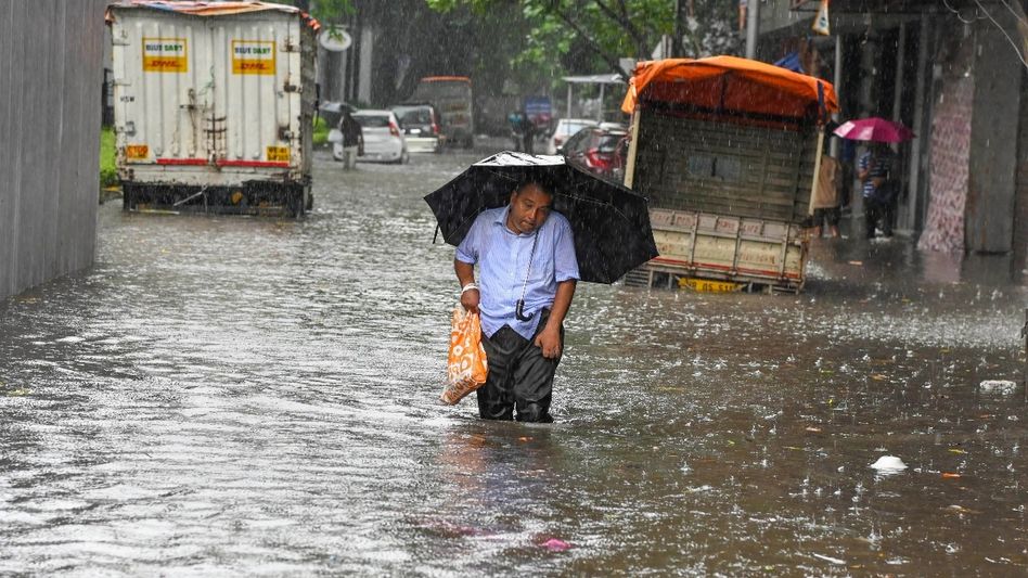 West Bengal Heavy Rain Alert: রাজ্যজুড়ে ২২ জেলায় ভারী বৃষ্টির সতর্কতা, বন্যা পরিস্থিতি তৈরির সম্ভাবনা; আবহাওয়া আপডেট - West Bengal weather update today 15 july 2025 Heavy ...