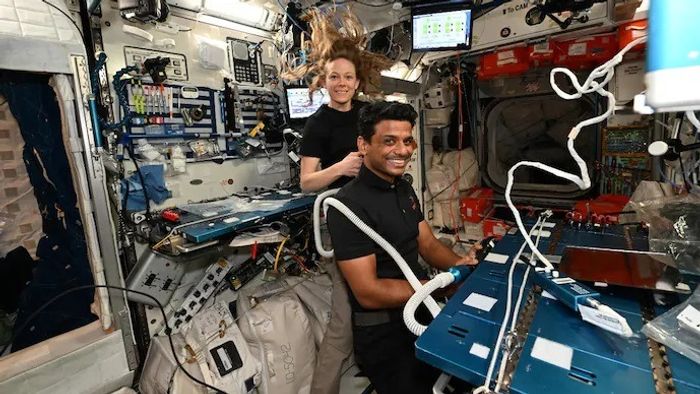 মহাকাশে চুল কাটাচ্ছেন শুভাংশু