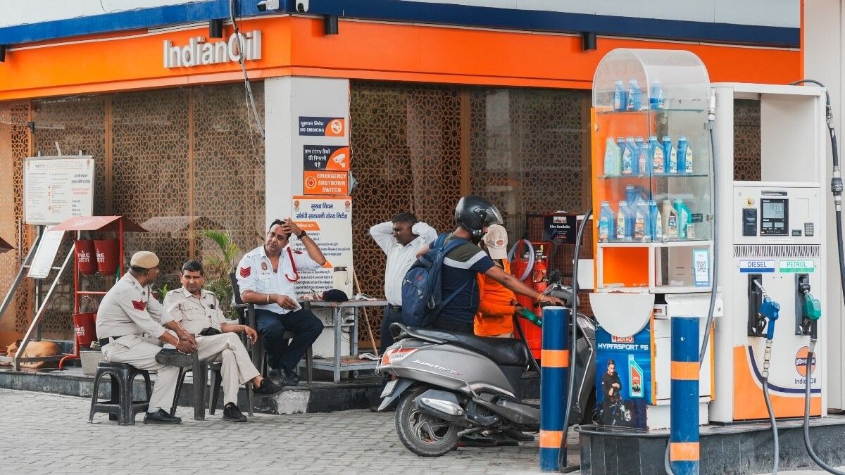 ১ লিটার পেট্রোল বা ডিজেল বেচে এত টাকা আয় করেন পাম্প মালিক! জানলে চমকে যাবেন