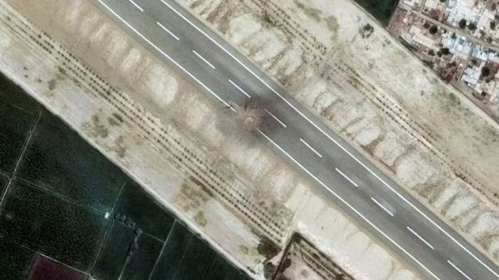 বিমানঘাঁটির রানওয়ে।