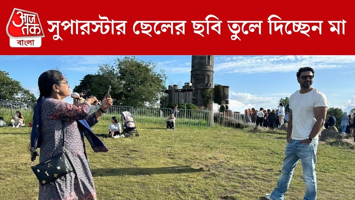 মায়ের হাতে মোবাইল, পোজ দিচ্ছেন দেব, VIRAL সুপারস্টারের ছবি 