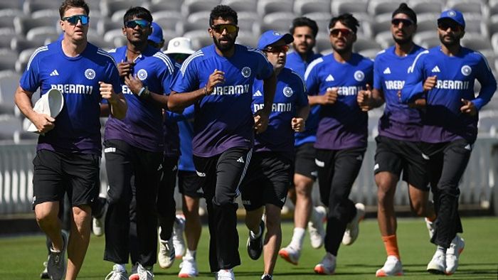 প্র্যাকটিস সেশনে ভারতের বোলিং কোচ মর্নে মরকেল (বামে) সহ টিম ইন্ডিয়ার খেলোয়াড়রা