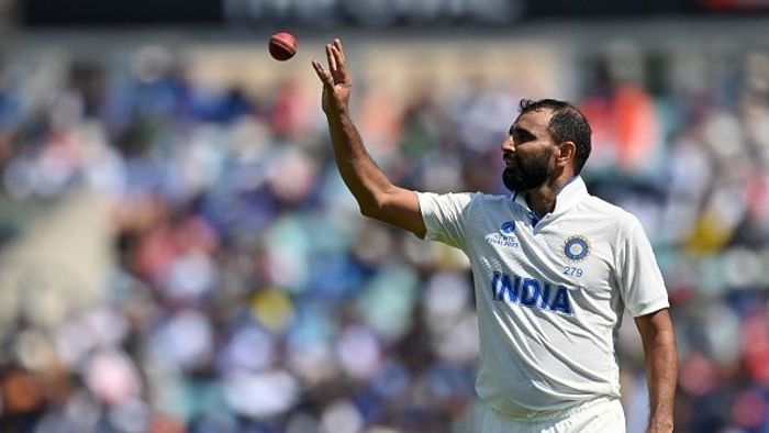 ১০ জুন, ২০২৩ তারিখে লন্ডনের ওভালে অস্ট্রেলিয়া এবং ভারতের মধ্যে আইসিসি ওয়ার্ল্ড টেস্ট চ্যাম্পিয়নশিপ ক্রিকেট ফাইনাল ম্যাচের ৪র্থ দিনে খেলার সময় ডেলিভারি করার আগে ভারতের মোহাম্মদ শামি বলটি গ্রহণ করেন।