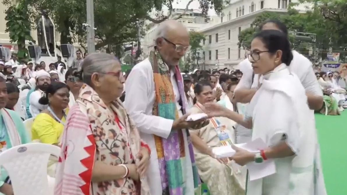 একুশের মঞ্চে বিতান অধিকারীর বাবা-মা।-ভিডিও থেকে নেওয়া ছবি