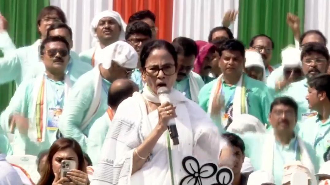 একুশে জুলাইয়ের শহিদ দিবসের মঞ্চে মমতা বন্দ্যোপাধ্যায়।-ফাইল ছবি