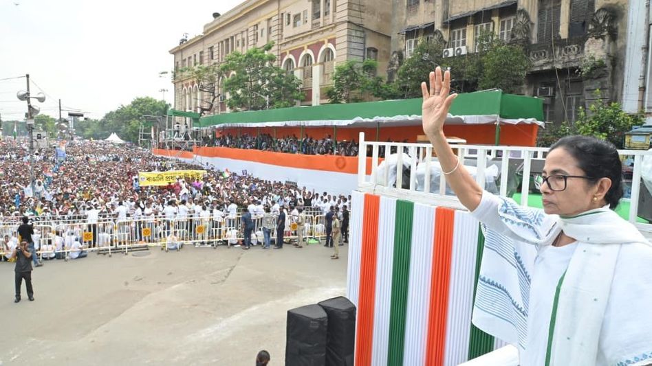 এবছর কেন বৃষ্টি হল না একুশে জুলাই? ব্যাখ্যা দিলেন মমতা এবছর কেন বৃষ্টি হল না একুশে জুলাই? ব্যাখ্যা দিলেন মমতা