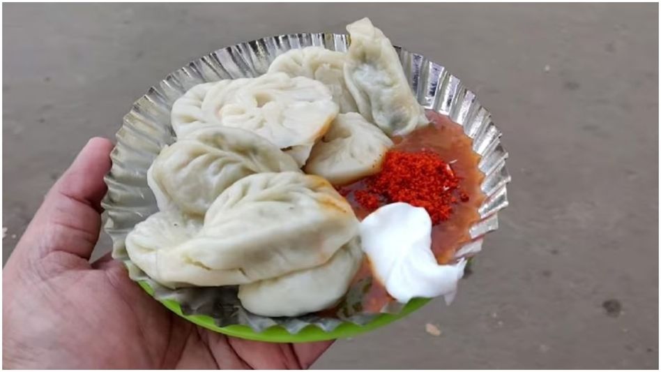 ৪ পিস আর একটু স্যুপ-চাটনি, মোমো ওয়ালা এক প্লেটে কত টাকা লাভ করে? ৪ পিস আর একটু স্যুপ-চাটনি, মোমো ওয়ালা এক প্লেটে কত টাকা লাভ করে?