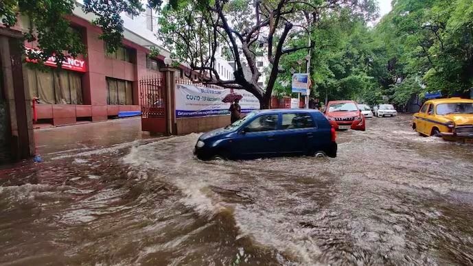 রাত থেকে টানা বৃষ্টিতে জলমগ্ন কলকাতা, আজও দিনভর চলবে দুর্যোগ 