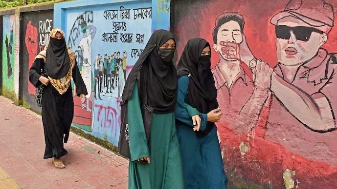 মেয়েদের স্লিভলেস-শর্ট ড্রেস-লেগিন্সে নিষেধাজ্ঞা? বাংলাদেশে 'তালিবানি ফতোয়া' বিতর্ক