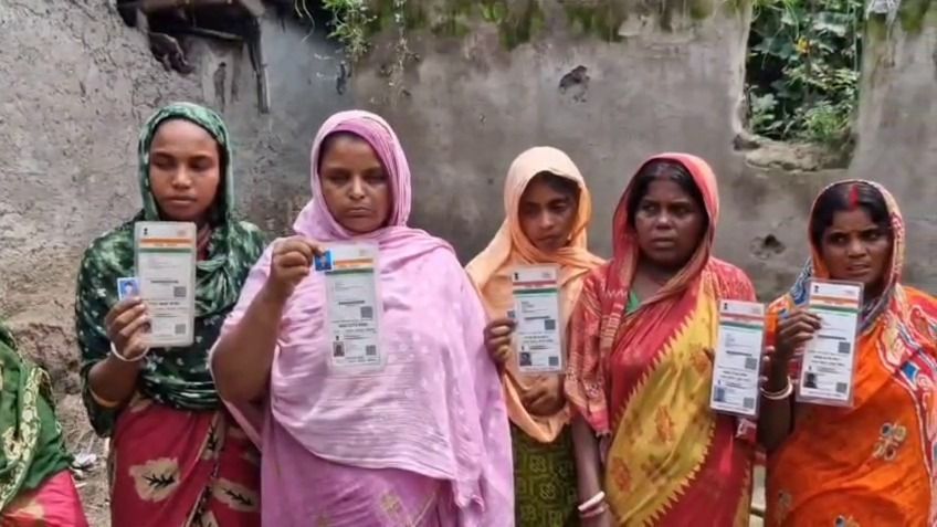 নথি দেখিয়ে প্রতিবাদ পরিবারের।