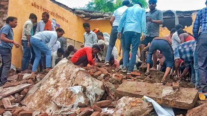 রাজস্থানে ভেঙে পড়ে স্কুলের ছাদ