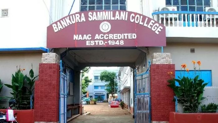 বাঁকুড়া সম্মিলনী কলেজে সরব জুনিয়র ডাক্তারদের একাংশ।