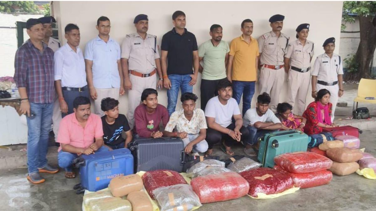 ডাউন উত্তরবঙ্গ এক্সপ্রেসে পাচার, শিয়ালদা স্টেশনে ২৫ লক্ষ টাকার গাঁজা-সহ ধৃত ৮