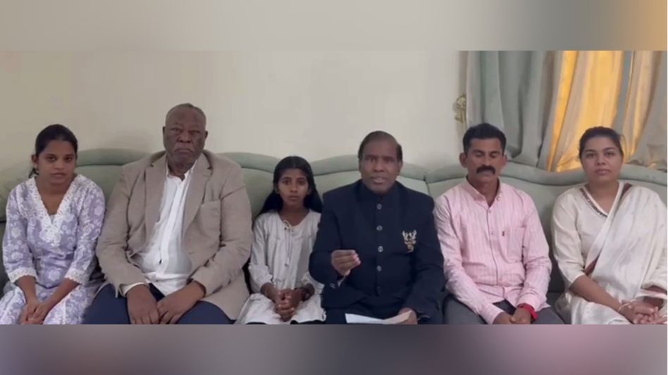 'তোমার কথা মনে পড়ছে মা', মৃত্যুদণ্ডপ্রাপ্ত নিমিশা প্রিয়ার মুক্তির আকুতি ১৩ বছরের মেয়ের 'তোমার কথা মনে পড়ছে মা', মৃত্যুদণ্ডপ্রাপ্ত নিমিশা প্রিয়ার মুক্তির আকুতি ১৩ বছরের মেয়ের