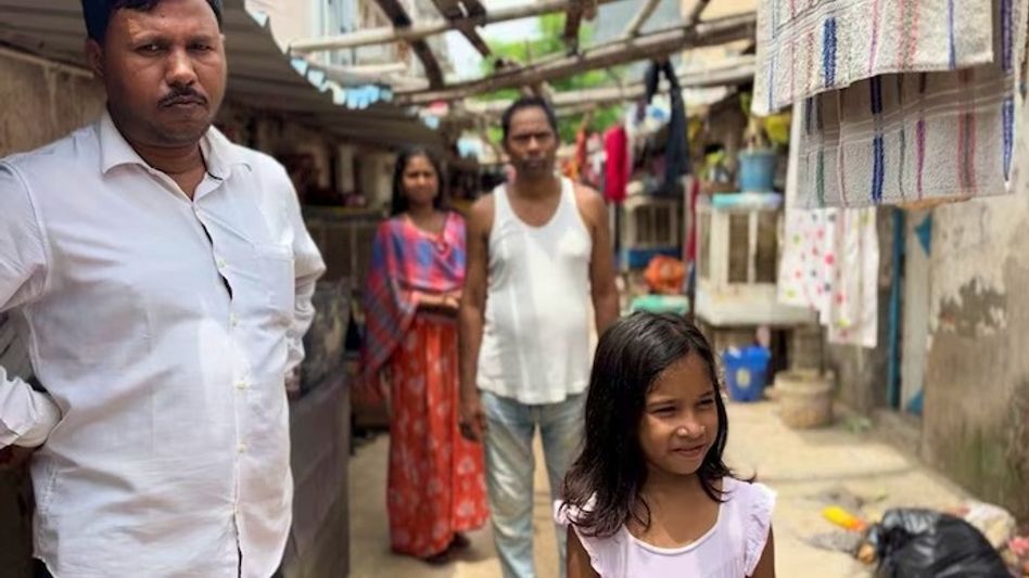 'বাংলায় কথা বললেই তুলে নিয়ে যাচ্ছে,' গুরুগ্রামে টার্গেটে শুধু 'বাঙালি মুসলিমরা'? Ground Report 'বাংলায় কথা বললেই তুলে নিয়ে যাচ্ছে,' গুরুগ্রামে টার্গেটে শুধু 'বাঙালি মুসলিমরা'? Ground Report