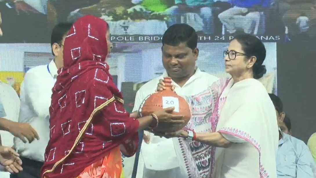 অজয় নদের ওপর নতুন সেতুর উদ্বোধন মমতার।-ফাইল ছবি