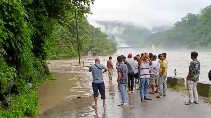 তিস্তার জল তিস্তা ব্রিজের কাছে রাস্তার উপর উঠে এসেছে।-ফাইল ছবি