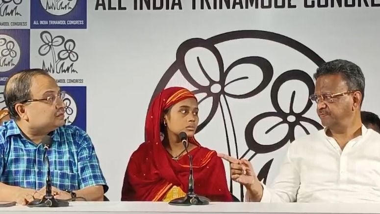 চাঁচলের পরিবারকে সঙ্গে নিয়ে সাংবাদিক বৈঠকে কুণাল ঘোষ-ফিরহাদ হাকিম