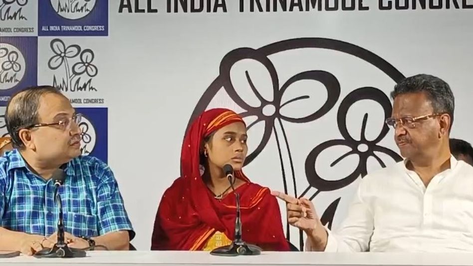 'জয় শ্রী রাম... টাকাও চায় দিল্লি পুলিশ', ফিরহাদ-কুণালের পাশে বসে দাবি মালদার সেই মহিলার 'জয় শ্রী রাম... টাকাও চায় দিল্লি পুলিশ', ফিরহাদ-কুণালের পাশে বসে দাবি মালদার সেই মহিলার
